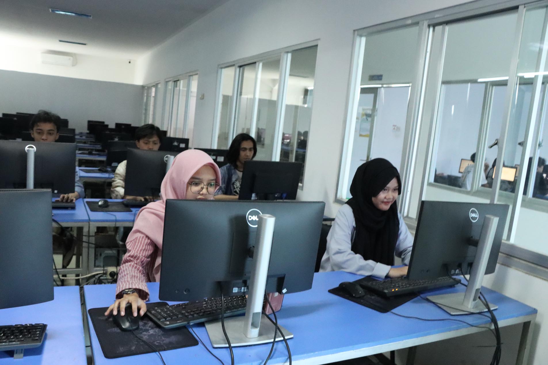 Bagaimana Cara Kuliah S1 Informatika dengan Biaya Terjangkau Melalui Pilihan Cicilan Ringan dan Beasiswa Khusus